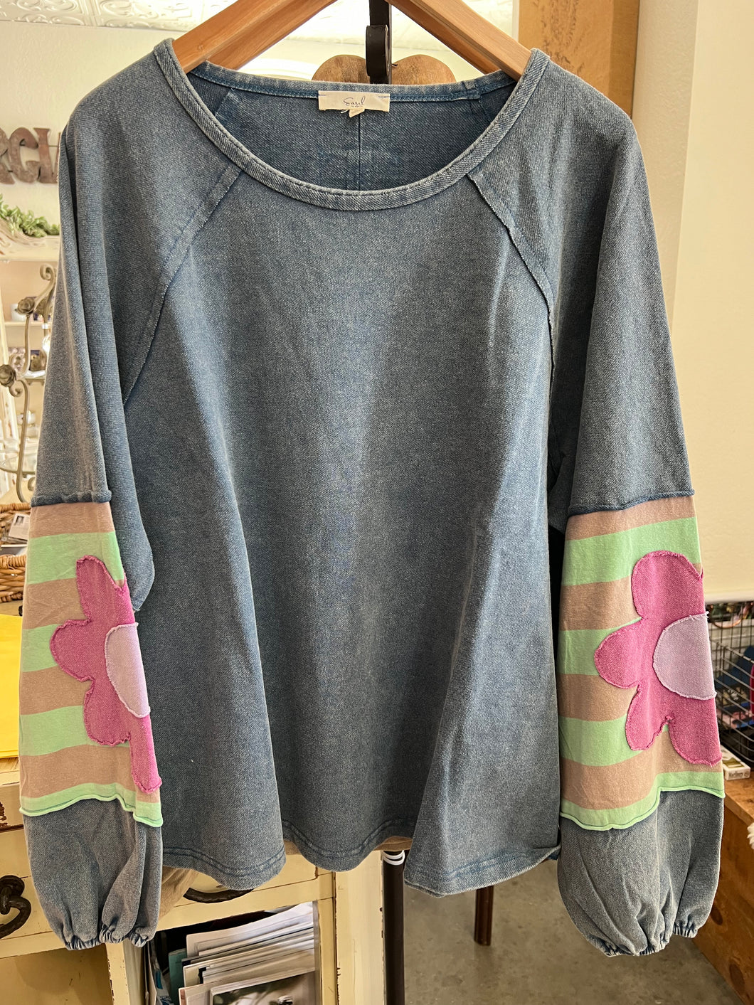 Easel Flower Patch Pullover